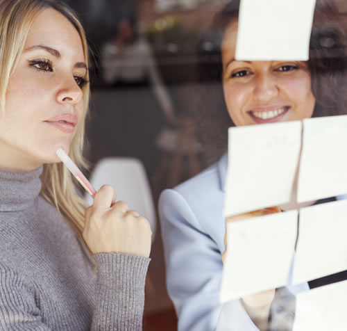 empresaria y asesora en reunión presencial