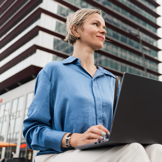 empresaria revisando informe en notebook 3x2contadoresauditores